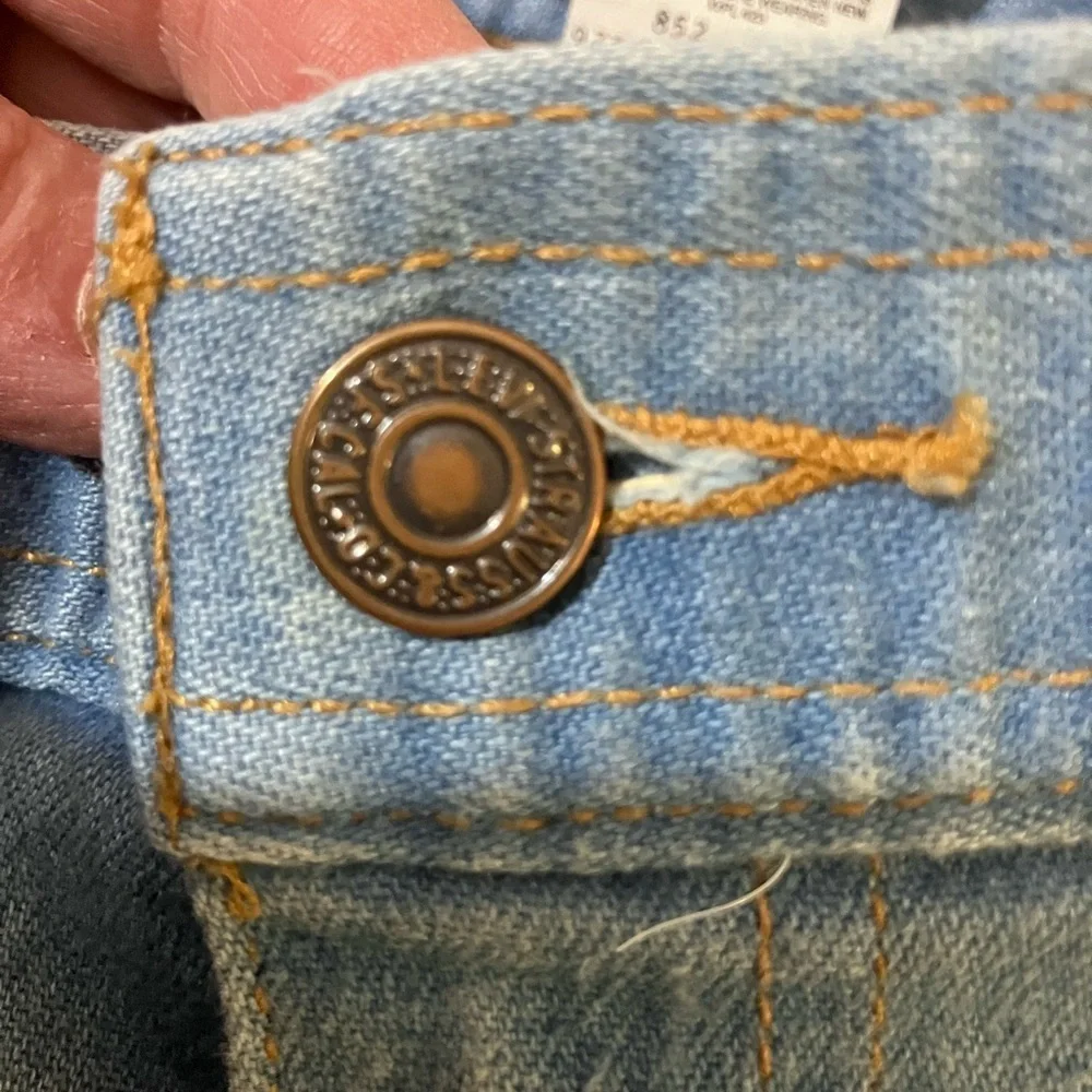 Levi’s 1999 34x 33 cotton blend denim jeans w decorative pockets